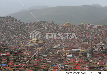 Larungar Gompa crowded Larungar Gompa crowded 76557078