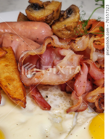 gros plan de bacon frit sur les ufs brouill s, petit d jeuner au restaurant gros plan de bacon frit sur les ufs brouill s, petit d jeuner au restaurant 76557323