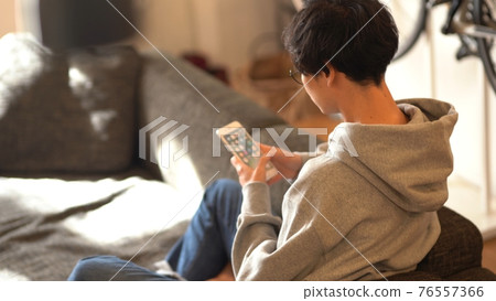 A man looking at Su Maho on the sofa A man looking at Su Maho on the sofa 76557366