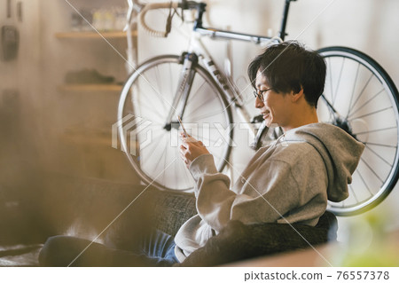 A man looking at Su Maho on the sofa 76557378