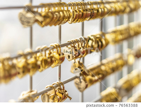 [Chiba / Chiba City] A heart-shaped golden key chain locked on the fence of the lover's sanctuary at Chiba Port Tower. 76563388