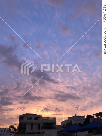 具有粉色、藍色和橙色漸變的日落天空 76564288