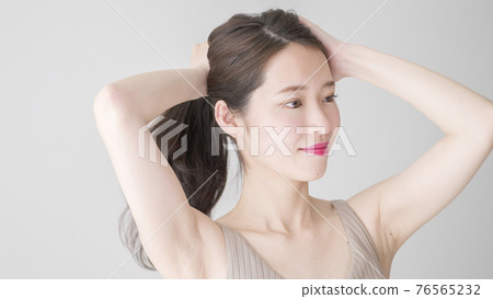 栓頭髮的少婦 76565232