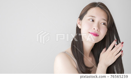 Women who do hair care 76565239