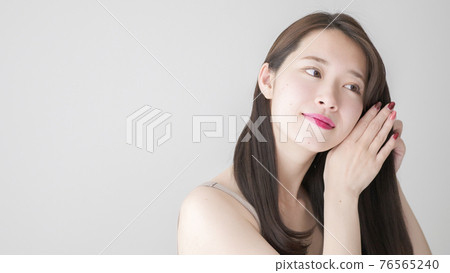 Women who do hair care 76565240