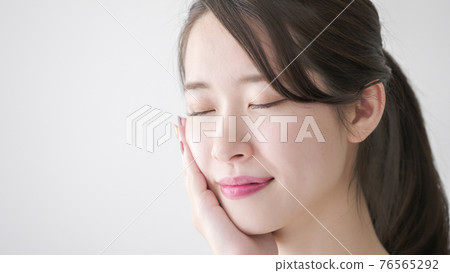 Beauty / Beauty 撫摸臉頰的女人 76565292