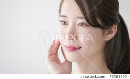 Beauty / Beauty A woman who touches her cheeks Beauty / Beauty A woman who touches her cheeks 76565293