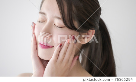 Beauty / Beauty 撫摸臉頰的女人 76565294