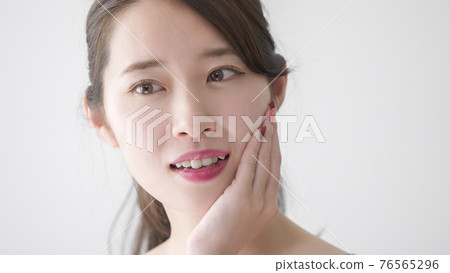 Beauty / Beauty 撫摸臉頰的女人 76565296