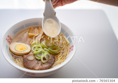 Use soy sauce ramen noodles 76565304