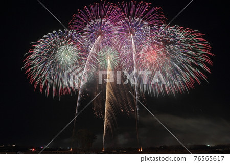 Starmine fireworks shining in the night sky (Nagano Ebisu Fireworks Festival, Nagano Prefecture) 76565617