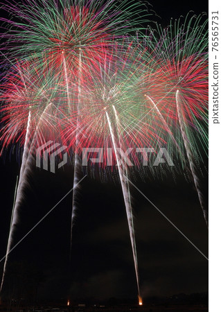 Fireworks shining in the night sky (Nagano Ebisu Fireworks Festival, Nagano Prefecture) 76565731