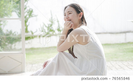 Smiley young woman beauty beauty Smiley young woman beauty beauty 76565846