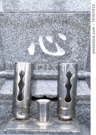 Tombstone heart of the grave 76565918