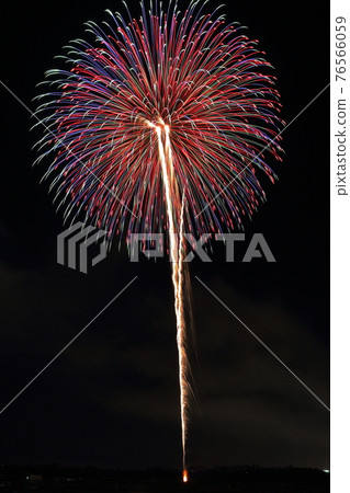 Fireworks shining in the night sky (Nagano Ebisu Fireworks Festival, Nagano Prefecture) 76566059
