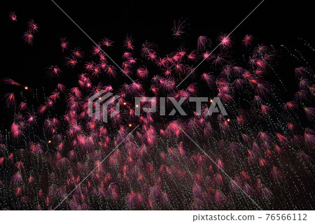 Fireworks shining in the night sky (Nagano Ebisu Fireworks Festival, Nagano Prefecture) 76566112