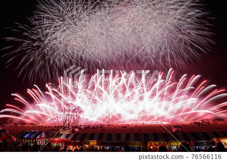 Powerful giant star mine fireworks (Ebisu Smoke Fireworks, Nagano Prefecture) Powerful giant star mine fireworks (Ebisu Smoke Fireworks, Nagano Prefecture) 76566116