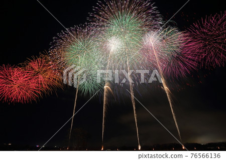 Fireworks shining in the night sky (Nagano Ebisu Fireworks Festival, Nagano Prefecture) 76566136
