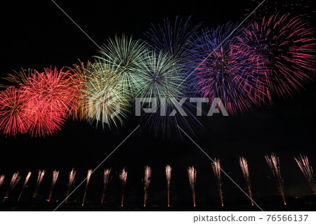 Fireworks shining in the night sky (Nagano Ebisu Fireworks Festival, Nagano Prefecture) Fireworks shining in the night sky (Nagano Ebisu Fireworks Festival, Nagano Prefecture) 76566137
