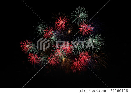Fireworks shining in the night sky (Nagano Ebisu Fireworks Festival, Nagano Prefecture) Fireworks shining in the night sky (Nagano Ebisu Fireworks Festival, Nagano Prefecture) 76566138