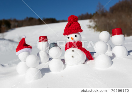 Many snowmen Many snowmen 76566170