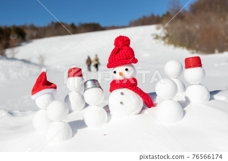 Many snowmen Many snowmen 76566174