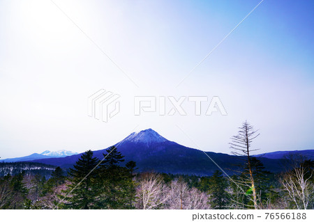 從北海道春天的草打台看到的奧寒山和女寒山 從北海道春天的草打台看到的奧寒山和女寒山 76566188