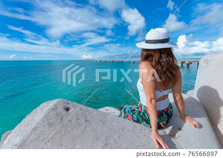 A girl who visited a famous sightseeing spot on Miyakojima 76566897