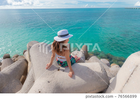 A girl who visited a famous sightseeing spot on Miyakojima 76566899