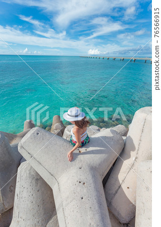 A girl who visited a famous sightseeing spot on Miyakojima A girl who visited a famous sightseeing spot on Miyakojima 76566915