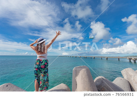 A girl who visited a famous sightseeing spot on Miyakojima 76566931
