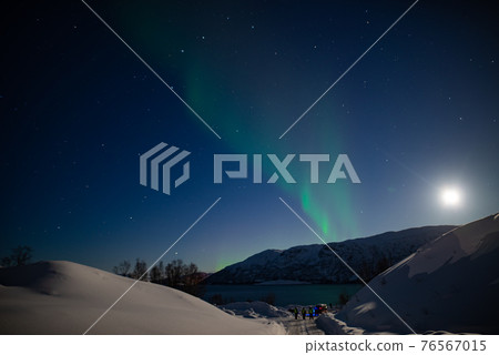 Aurora that appeared on the night of the full moon 76567015