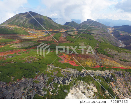 Aerial view, autumn Unnohira (Hokkaido, Daisetsuzan) 76567385