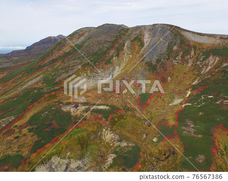 Aerial view, Mt. Hakuun in autumn (Daisetsuzan, Hokkaido) 76567386