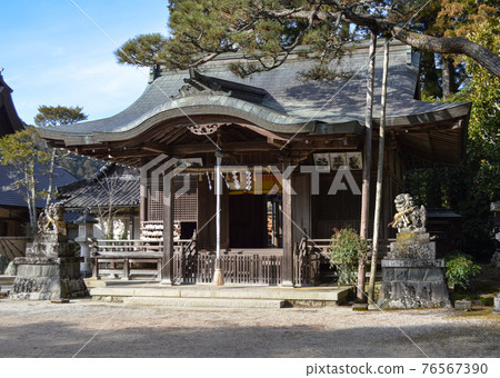 住吉神社的入里屋銅板屋頂與守護森林融為一體 76567390
