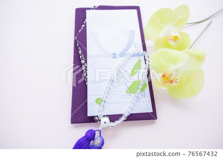 佛壇珠子和黃色蝴蝶蘭 佛壇珠子和黃色蝴蝶蘭 76567432