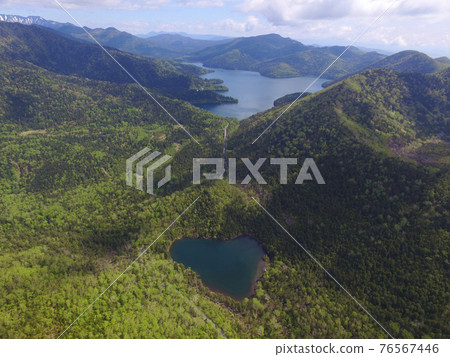 鳥留湖和鹿別湖鳥瞰圖（北海道鹿葵町） 76567446