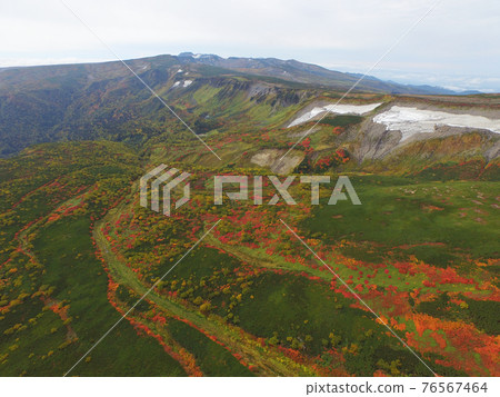 Aerial view, autumn leaves and Takanegahara (Hokkaido, Daisetsuzan) 76567464