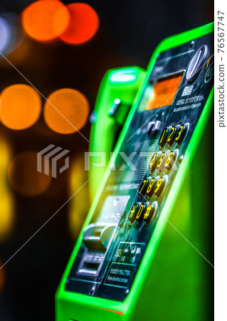公用電話在晚上 76567747