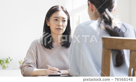 A woman counseling 76568148