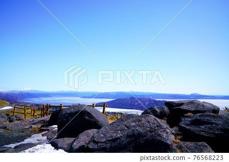 從北海道開始解凍的美幌山口眺望春天的屈斜路湖 從北海道開始解凍的美幌山口眺望春天的屈斜路湖 76568223