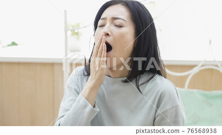打呵欠的中間女人 打呵欠的中間女人 76568938