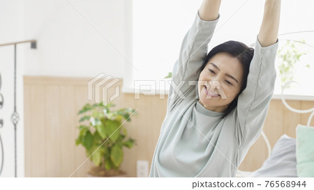 一個微笑的中間女人成長 一個微笑的中間女人成長 76568944