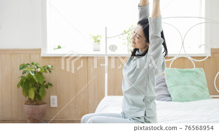 A smiling middle woman who grows 76568954