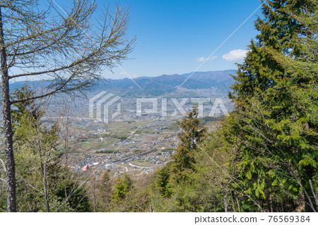 從甲州高尾山眺望香尾山 76569384