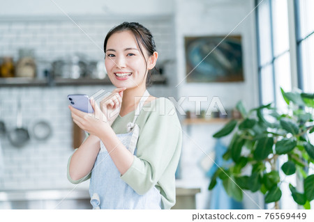 Husband and housewife 76569449