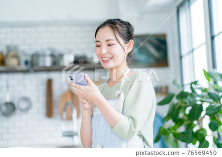 Husband and housewife 76569450