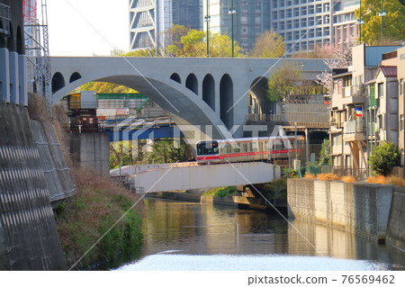 從東京文京區湯島外堀通和東京地鐵丸之內線 02 系列列車看到的 Hijiribashi 76569462