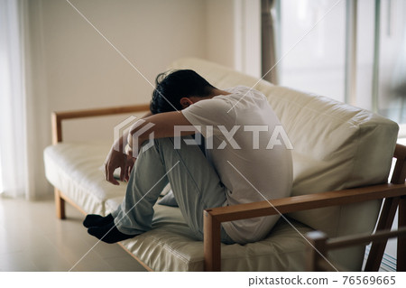 沮喪的男人和退縮男人的形象 沮喪的男人和退縮男人的形象 76569665