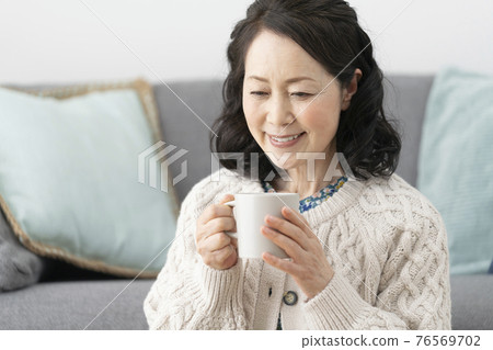 在她的60年代中期與一杯微笑的女人 76569702